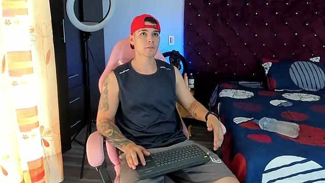 Snapshot of BooyHott_ chatting on 11.28.25 BooyHott online show from 11.28.25