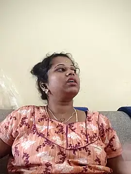 Snapshot of sweetqueen143 chatting on 10.14.25 sweetqueen143 online show from 10.14.25