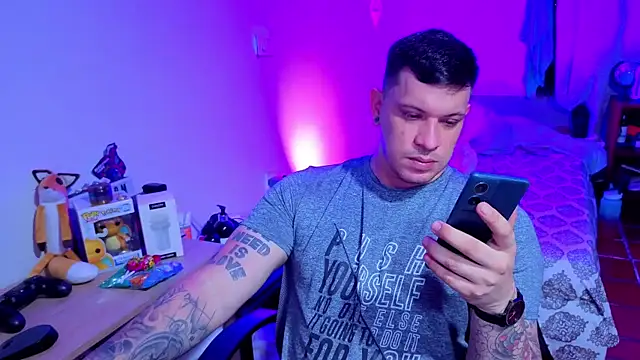 Snapshot of ryden_01 chatting on 09.26.25 ryden 01 online show from 09.26.25