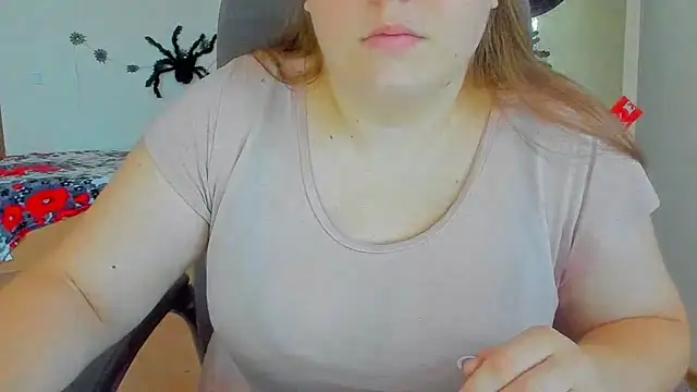 Snapshot of Liza-Mendez chatting on 10.27.25 Liza-Mendez online show from 10.27.25