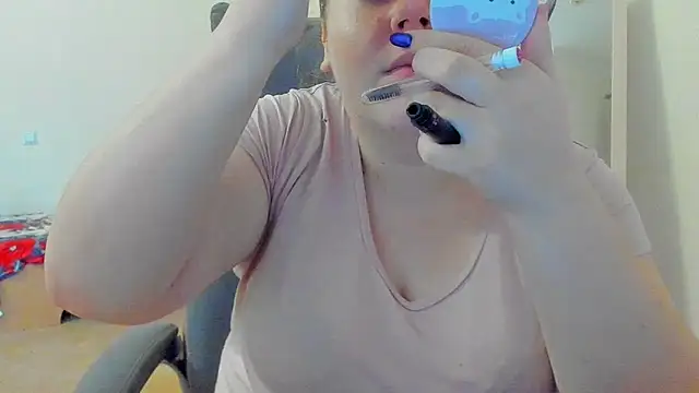 Snapshot of Liza-Mendez chatting on 11.15.25 Liza-Mendez online show from 11.15.25