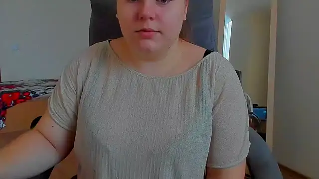 Snapshot of Liza-Mendez chatting on 11.18.25 Liza-Mendez online show from 11.18.25