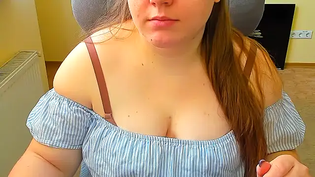 Snapshot of Liza-Mendez chatting on 11.21.25 Liza-Mendez online show from 11.21.25