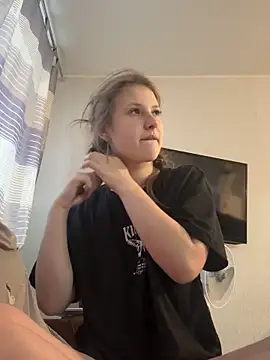 Snapshot of Niksa99x chatting on 10.28.25 Niksa99x online show from 10.28.25