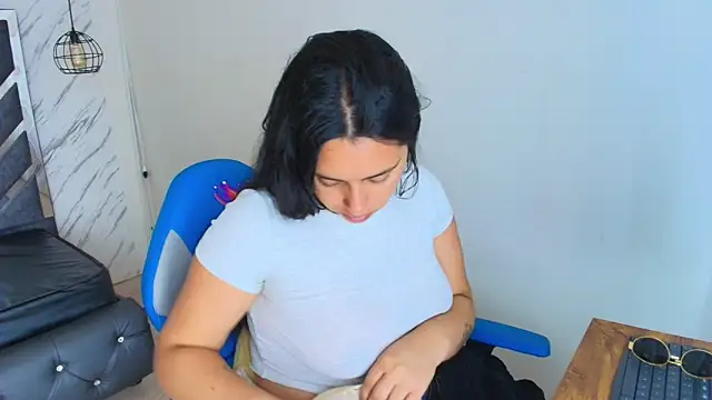 Snapshot of lorem_adams chatting on 11.24.25 lorem adams online show from 11.24.25