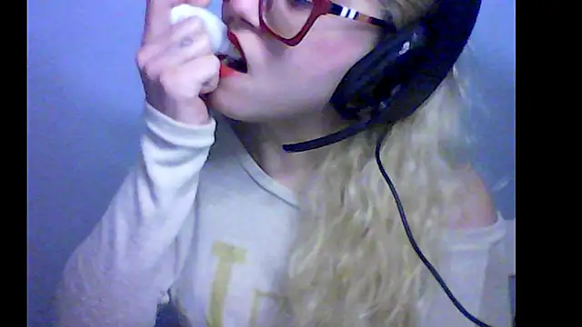 Snapshot of BlondieTami chatting on 10.10.25 BlondieTami online show from 10.10.25