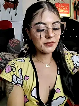 Snapshot of ValeNiitaLuv chatting on 02.14.26 ValeNiitaLuv online show from 02.14.26