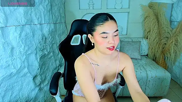 Snapshot of ambarina_r chatting on 11.30.25 ambarina r online show from 11.30.25