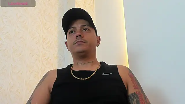 Snapshot of MaximoHall86 chatting on 10.11.25 MaximoHall86 online show from 10.11.25