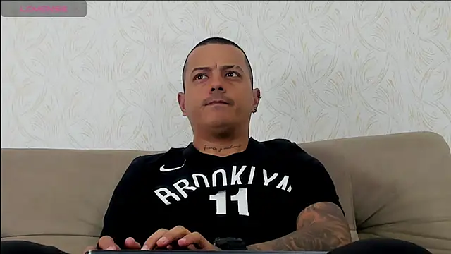 Snapshot of MaximoHall86 chatting on 10.28.25 MaximoHall86 online show from 10.28.25