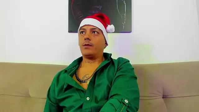 Snapshot of MaximoHall86 chatting on 12.03.25 MaximoHall86 online show from 12.03.25