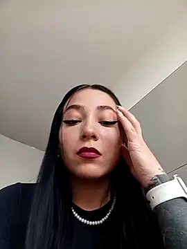 Snapshot of _Luna-1 chatting on 11.22.25 Luna-1 online show from 11.22.25