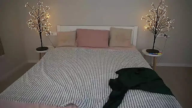 AlinaLiii online show from 11.18.25