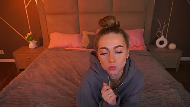 Snapshot of GoGoDream chatting on 11.13.25 GoGoDream online show from 11.13.25