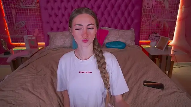 Snapshot of GoGoDream chatting on 11.29.25 GoGoDream online show from 11.29.25