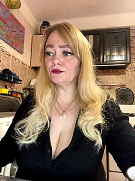 Snapshot of Sweet-blonde chatting on 10.16.25 Sweet-blonde online show from 10.16.25