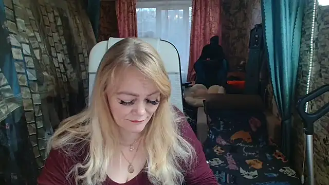 Snapshot of Sweet-blonde chatting on 11.10.25 Sweet-blonde online show from 11.10.25