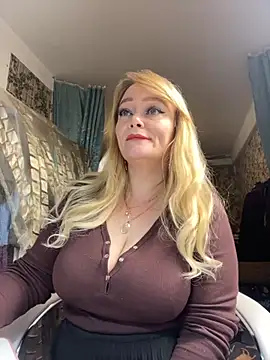 Snapshot of Sweet-blonde chatting on 11.23.25 Sweet-blonde online show from 11.23.25