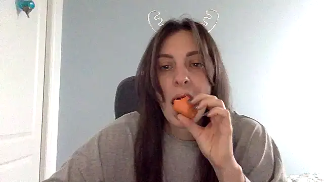 Snapshot of Myronell chatting on 10.04.25 Myronell online show from 10.04.25