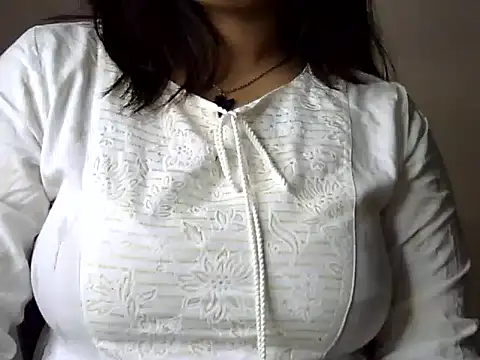 Snapshot of Aaliya02 chatting on 11.08.25 Aaliya02 online show from 11.08.25