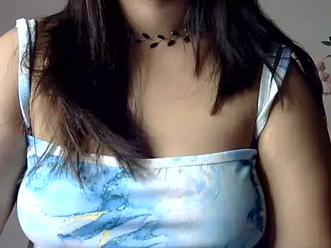 Snapshot of Aaliya02 chatting on 11.11.25 Aaliya02 online show from 11.11.25