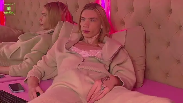 Snapshot of RobertDevine chatting on 10.17.25 RobertDevine online show from 10.17.25