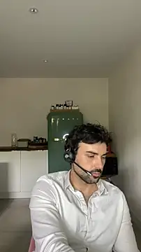 Snapshot of eauminerale chatting on 05.29.26 eauminerale online show from 05.29.26