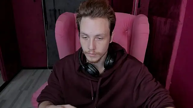 Snapshot of LeoMooree chatting on 11.19.25 LeoMooree online show from 11.19.25