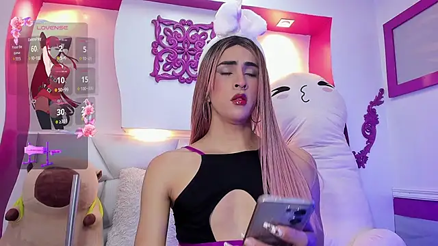 Snapshot of isa__fox chatting on 10.25.25 isa fox online show from 10.25.25