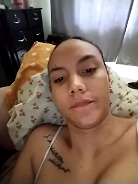 Mia-Reyes online show from 10.05.25