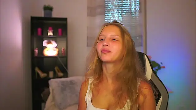 Snapshot of emmie_murray chatting on 10.09.25 emmie murray online show from 10.09.25