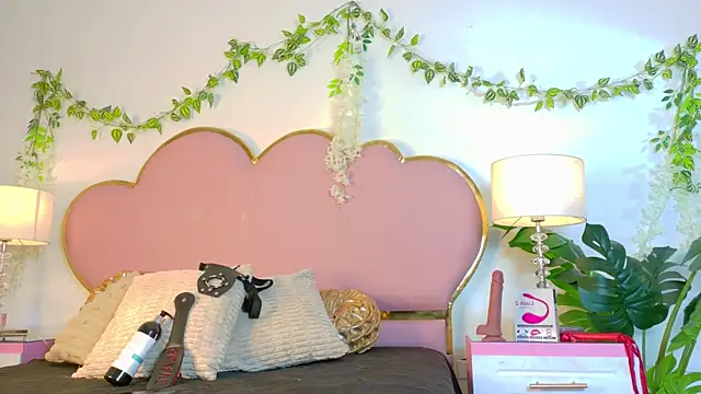 NaiaWhisper online show from 10.12.25