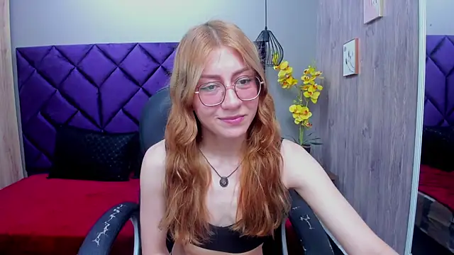 Snapshot of ChloeCampbell03 chatting on 10.07.25 ChloeCampbell03 online show from 10.07.25