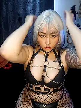 Snapshot of Iluromi chatting on 10.21.25 Iluromi online show from 10.21.25