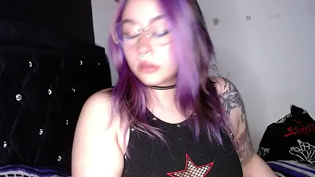 Snapshot of Iluromi chatting on 11.17.25 Iluromi online show from 11.17.25