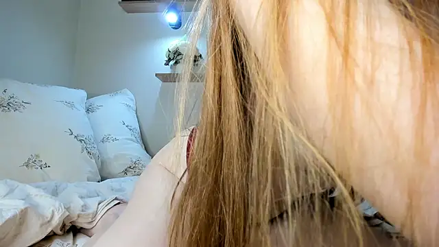 Snapshot of Red_FoxGirl chatting on 04.19.26 Red FoxGirl online show from 04.19.26