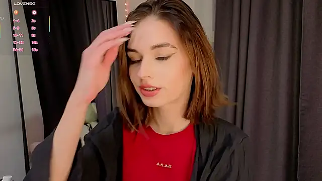 Snapshot of LunaraRada chatting on 10.11.25 LunaraRada online show from 10.11.25