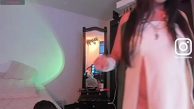 Snapshot of tellmemaddie chatting on 10.29.25 tellmemaddie online show from 10.29.25