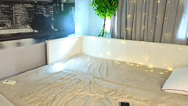 Snapshot of MilaYumi chatting on 11.23.25 MilaYumi online show from 11.23.25