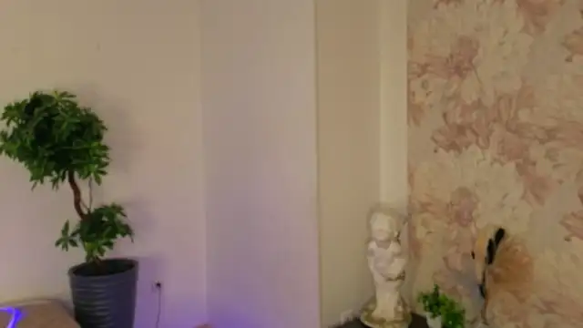 Snapshot of MilaYumi chatting on 12.02.25 MilaYumi online show from 12.02.25