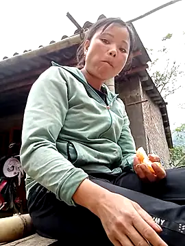 Snapshot of Samyy_xx chatting on 10.27.25 Samyy xx online show from 10.27.25