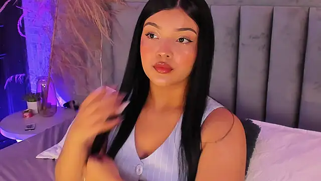 Snapshot of EmmaBlossom chatting on 10.18.25 EmmaBlossom online show from 10.18.25