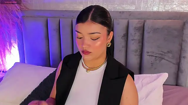 Snapshot of EmmaBlossom chatting on 10.19.25 EmmaBlossom online show from 10.19.25