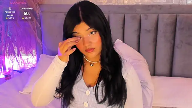 Snapshot of EmmaBlossom chatting on 11.02.25 EmmaBlossom online show from 11.02.25