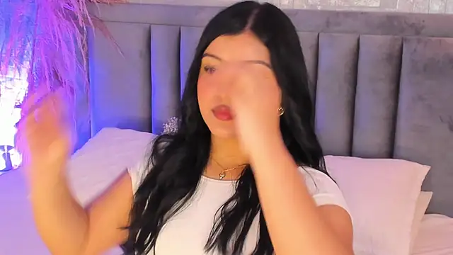 Snapshot of EmmaBlossom chatting on 11.30.25 EmmaBlossom online show from 11.30.25