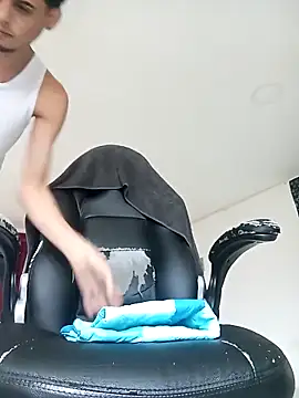 Snapshot of Pingasaboy20 chatting on 11.30.25 Pingasaboy20 online show from 11.30.25