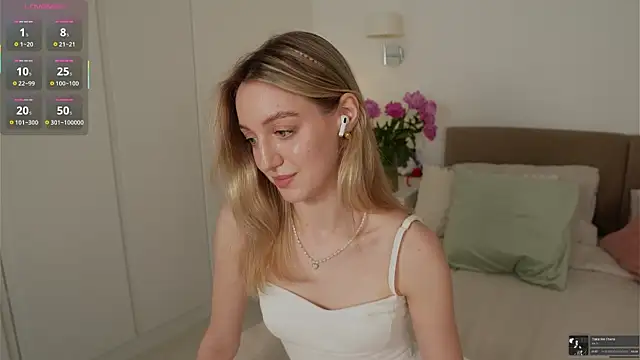 Snapshot of SophieBelll chatting on 06.12.26 SophieBelll online show from 06.12.26