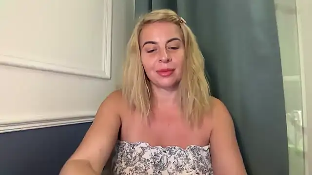 Snapshot of Miravynn chatting on 12.21.25 Miravynn online show from 12.21.25