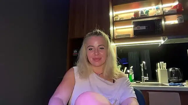 Snapshot of Miravynn chatting on 02.19.26 Miravynn online show from 02.19.26