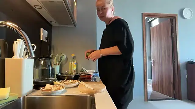 Snapshot of Miravynn chatting on 02.21.26 Miravynn online show from 02.21.26